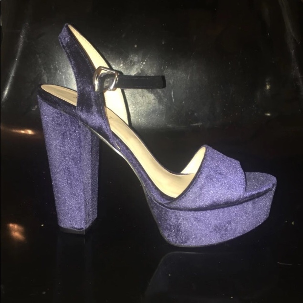 Navy Velvet Nine West Pumps 70’s Style